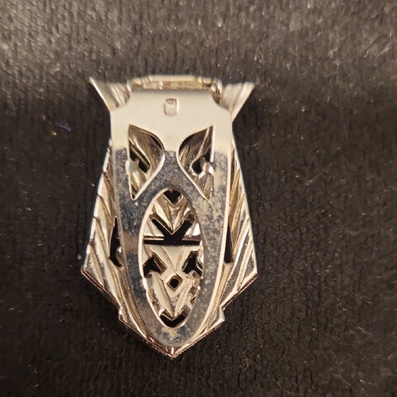 Elegant Geometric Silver Brooch - Picture 2 of 4